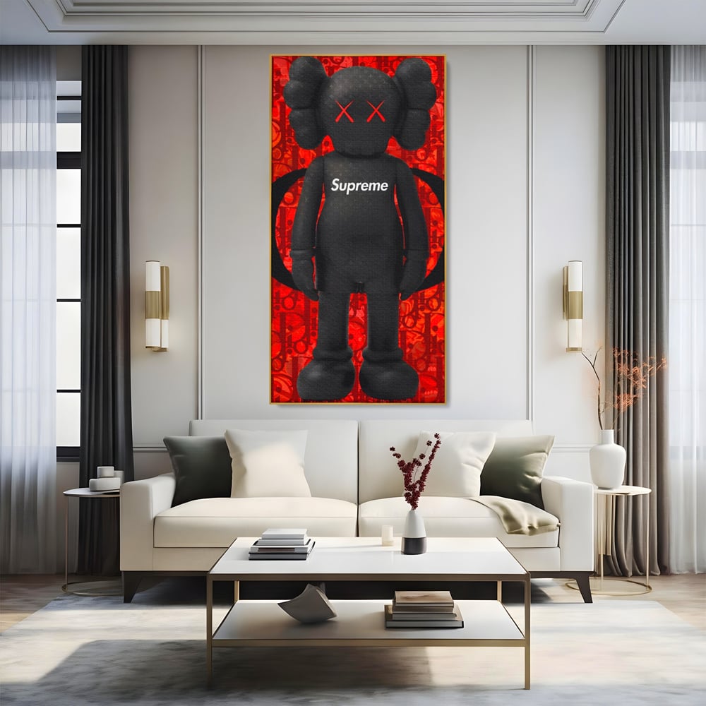 Tablou canvas cu tablou canvas cu robot negru supreme, in rama de aluminiu auriu, pe perete intr-un living